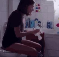 为什么女生尿尿需要纸巾擦，而男生不用？不能学男生抖抖吗？