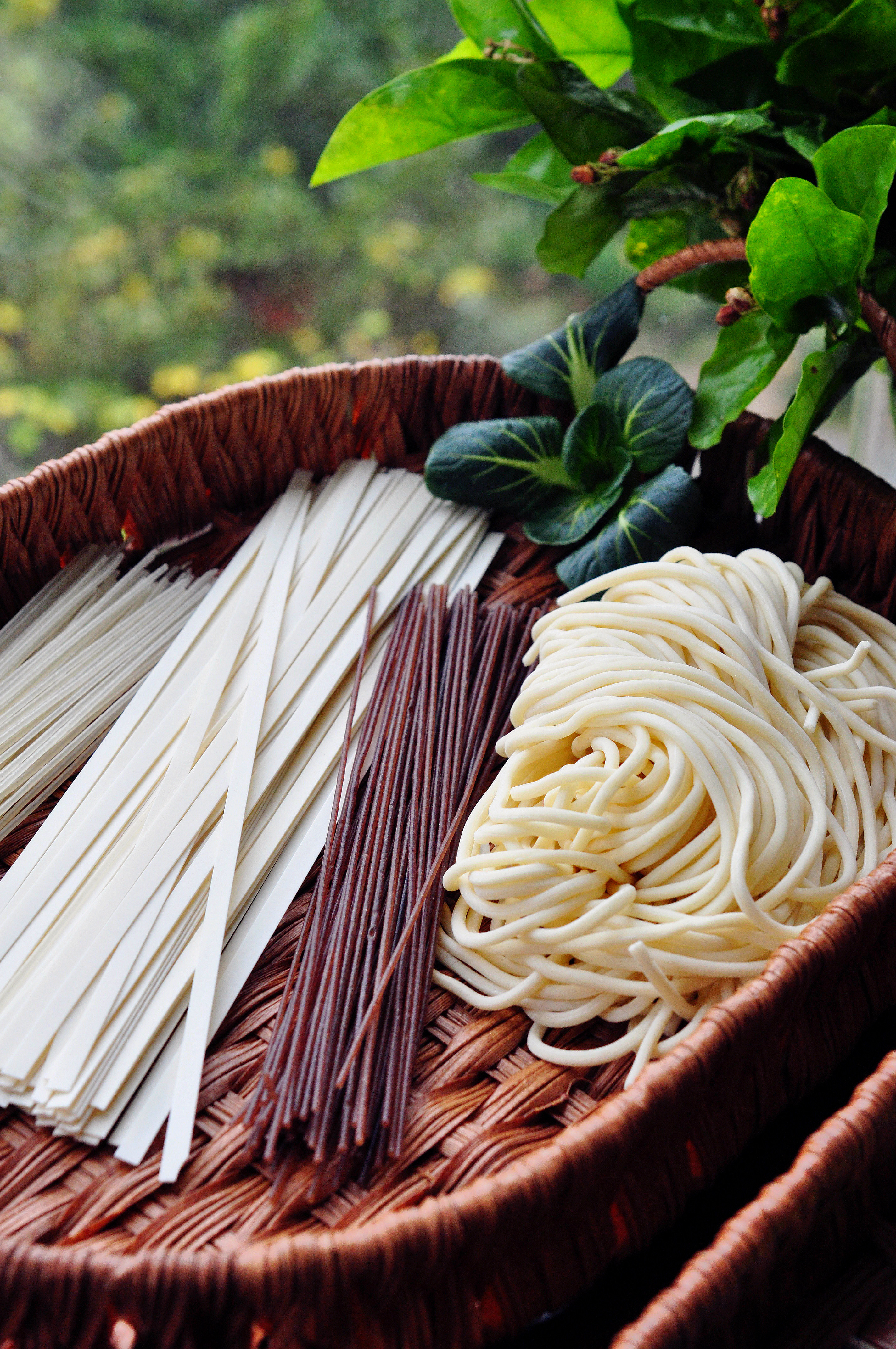 煮面条开水下锅还是冷水下锅,煮面条应该开水下锅还是冷水下锅