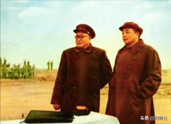 1958年刘帅作检讨，*小平邓**和陈毅站出来说话，陈老总：我替你写