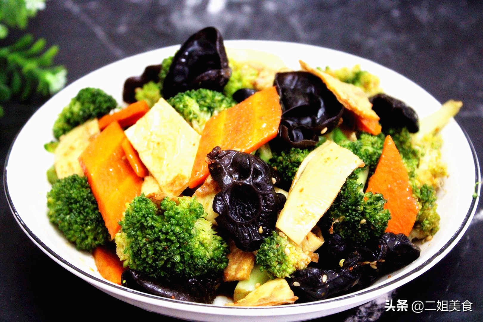 西兰花炒虾仁西兰花用不用焯水,凉拌西兰花怎么保持绿色