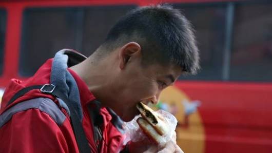 双十一快递收到好物,双11快递正在签收