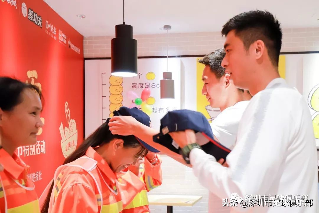 爱心志愿者为环卫工人送餐,暖心志愿者为环卫工人送上爱心粥