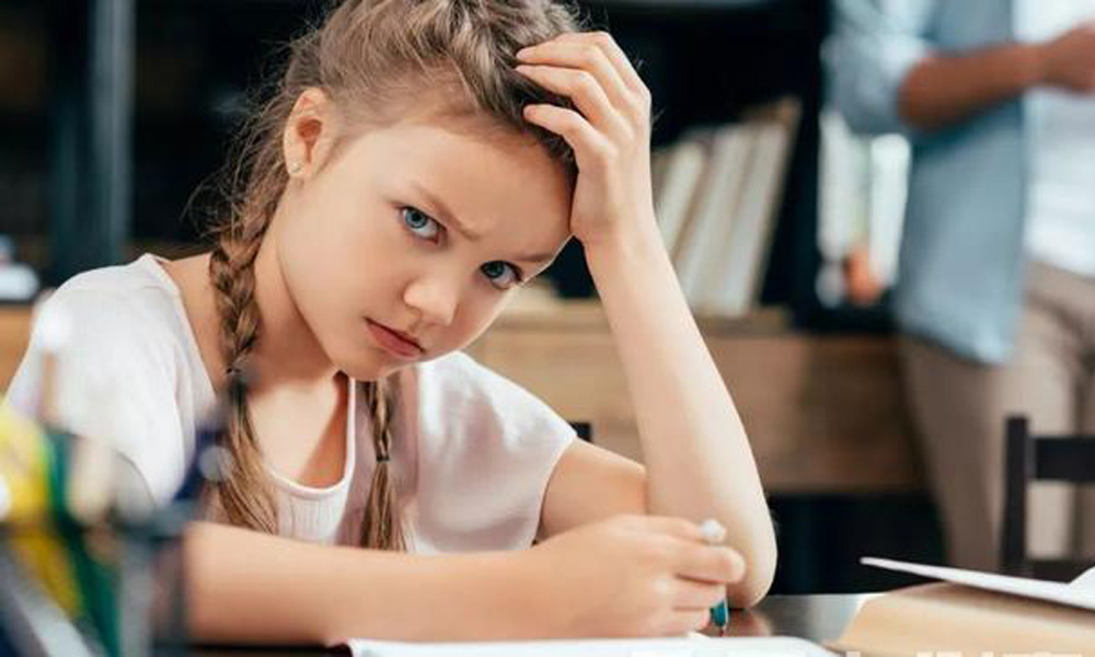 初一孩子放学就玩手机怎么办,初三孩子半夜玩手机怎么教育