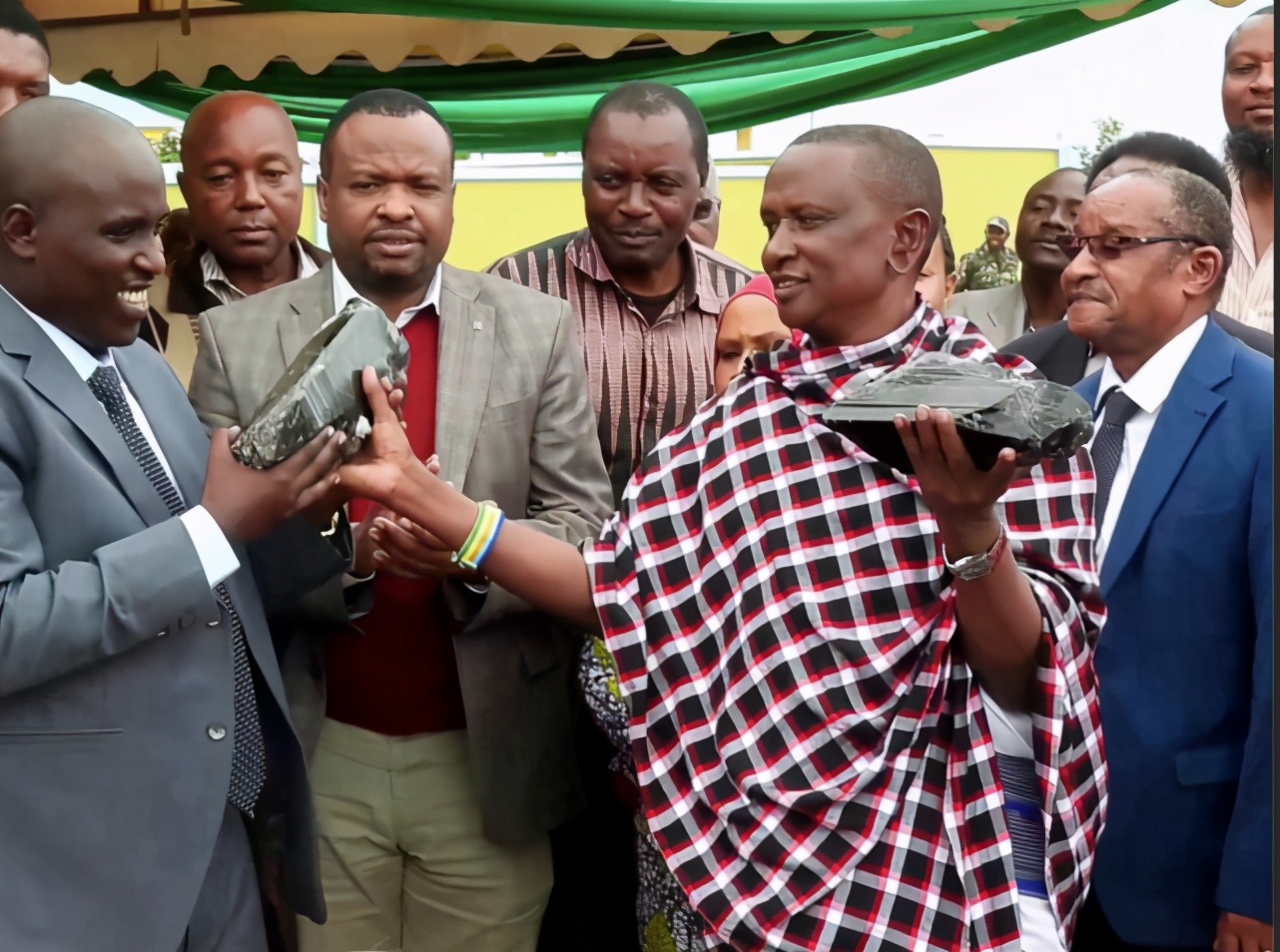 男子捡到陨石竟然变成了百万富翁,小伙捡到陨石一夜暴富