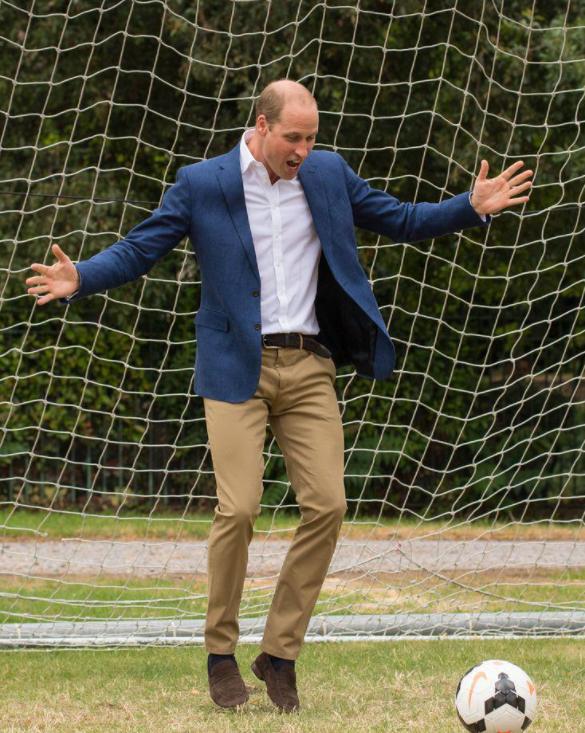 未来的丹麦王后玛丽穿西装秀球技，为足球队加油，颠起球好熟练