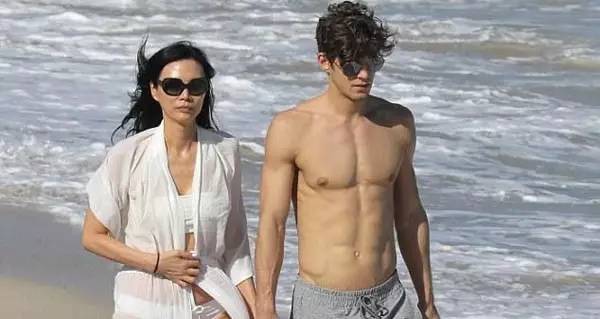 43岁的邓文迪,25岁的邓文迪