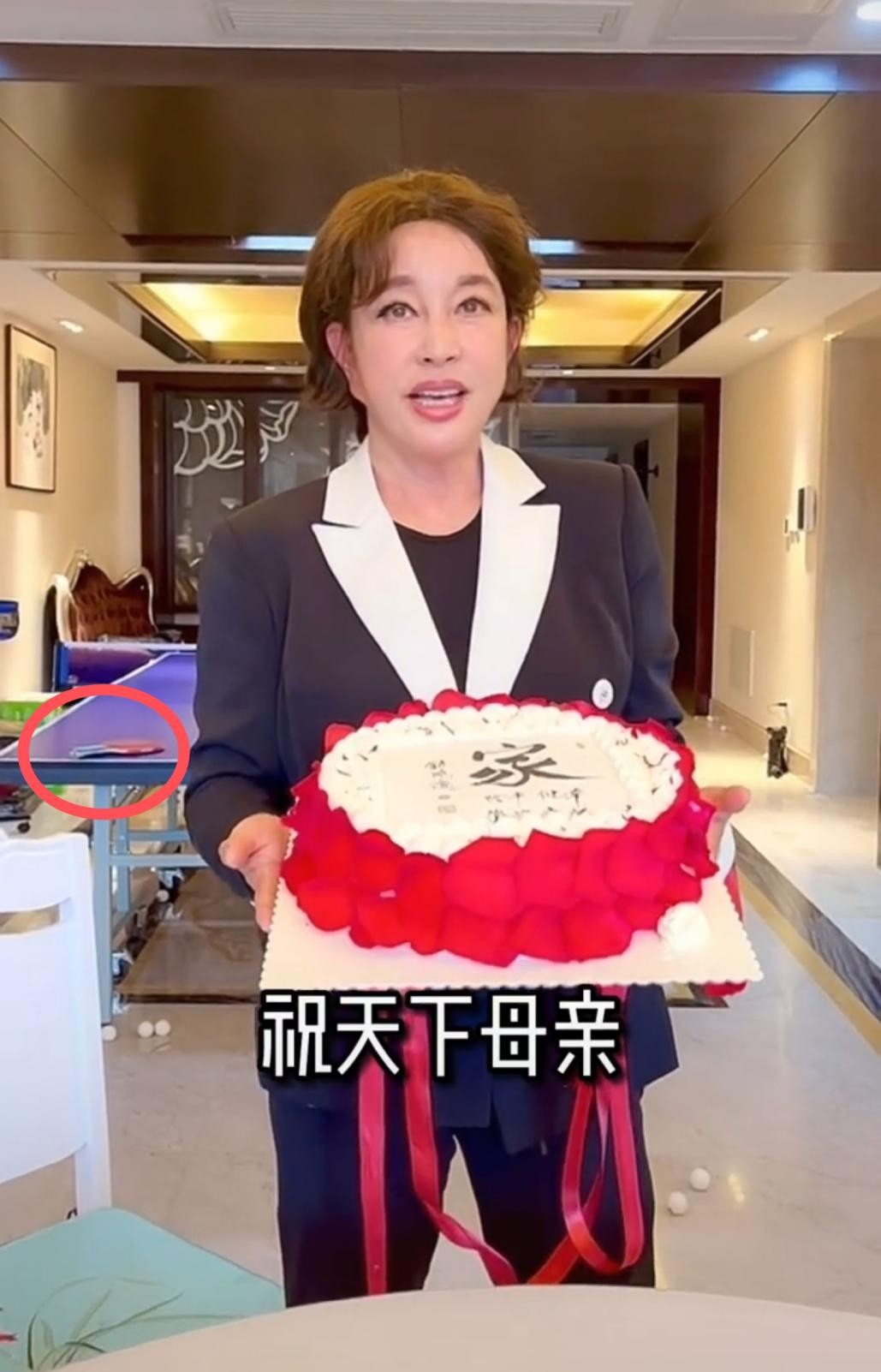 刘晓庆戴超大翡翠贵气十足,60岁刘晓庆肩披牡丹贵气十足