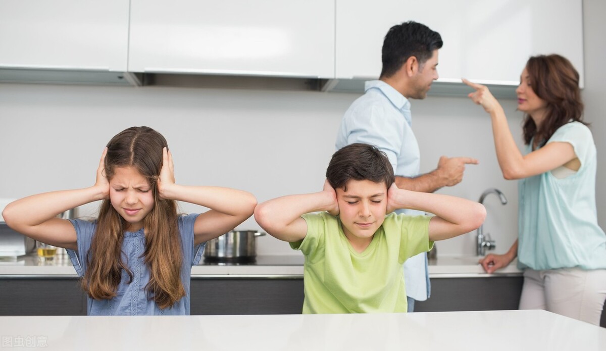 两夫妻吵架怎样说话才能复合,两夫妻经常吵架怎么哄回对方