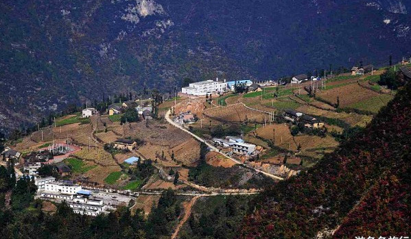 长江上游这座保密厂，一度辉煌，映山红依旧开，建筑破败难重生