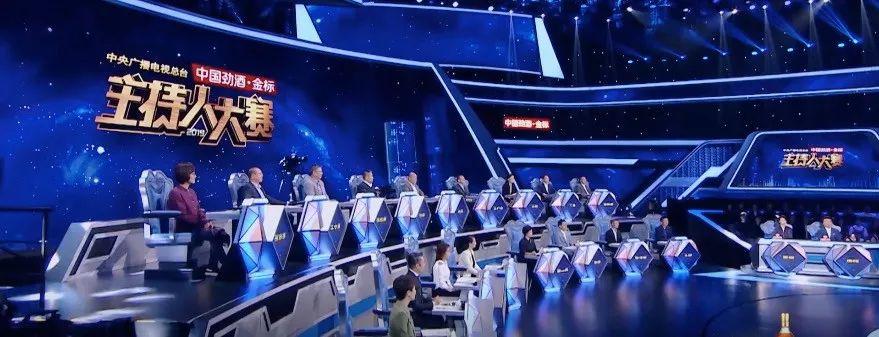 用一支话筒，挥斥方遒