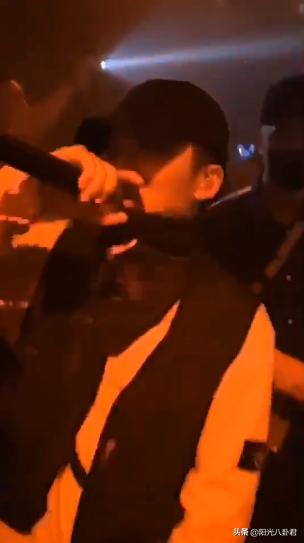 PGone复出受挫，现身酒吧表演不准上台，唱十分钟被骂到退场