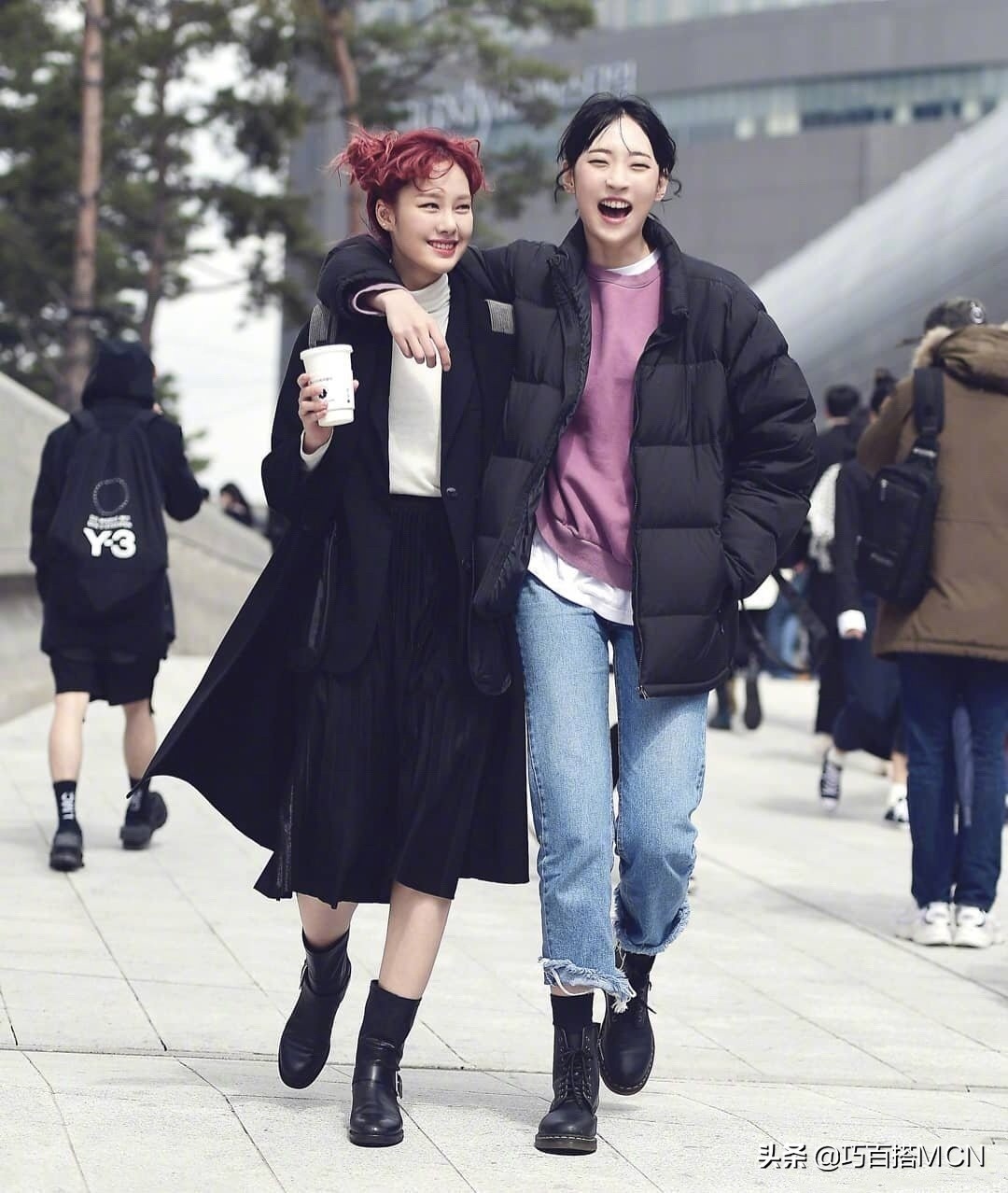 韩国闺蜜街拍，一起出街回头率百分百，秋冬逛街可以约起来