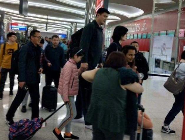 姚明叶莉一家人,姚明身高多少和他的妻子