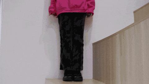 下雨天膝关节疼痛是怎么回事,下雨天膝关节肿大硬