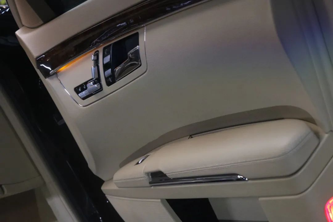 奔驰w221升级新款w222s450外观,老款奔驰w211e260翻新整备