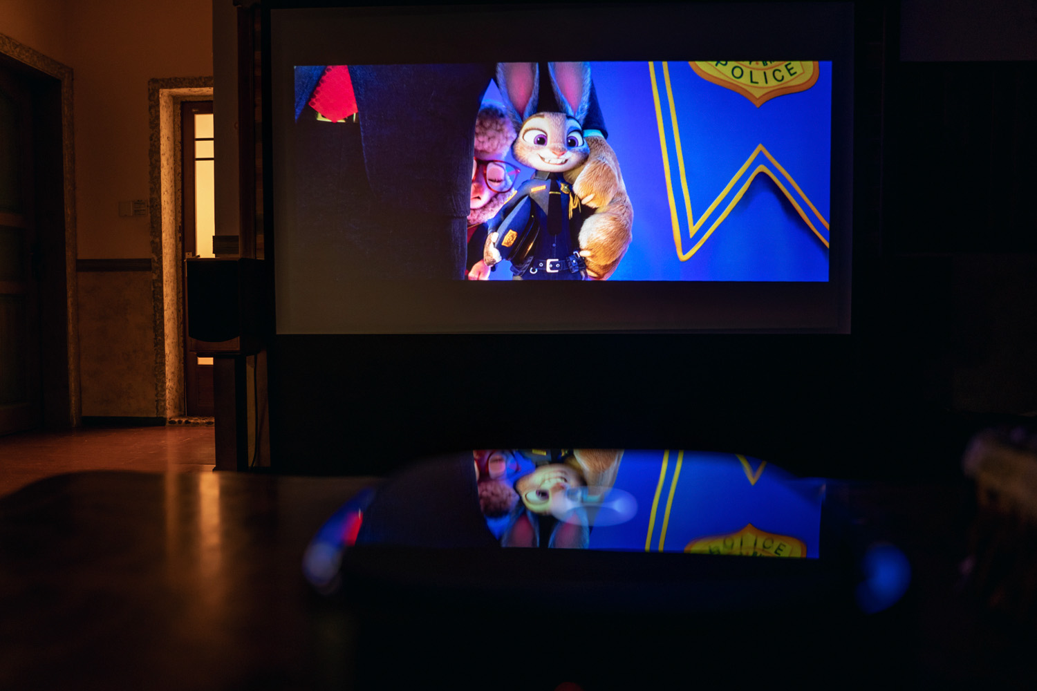 智能投影幕布,微投影坚果