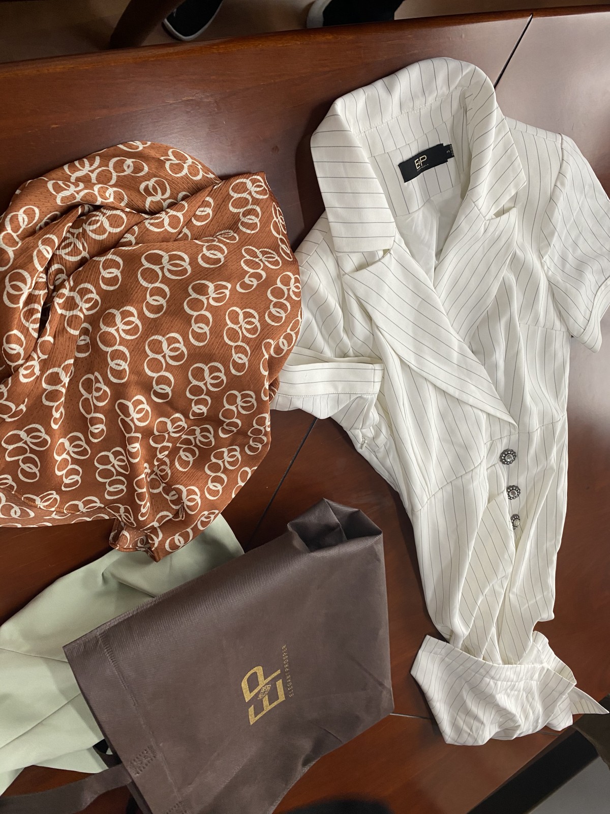 涉案假冒伪劣商标金额58万判几年,假冒品牌服装是什么罪