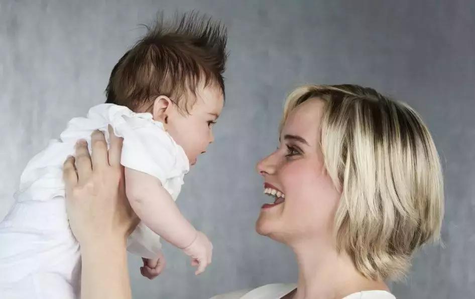 新生宝宝一天吃多少奶粉最合适,宝宝吃奶粉的奶量一般是多少