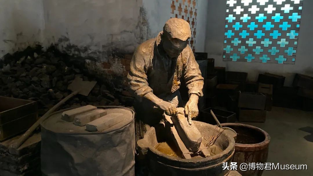 物开一刃为“刀”，两面*刃开**为“剑”，双刀相交为“剪”