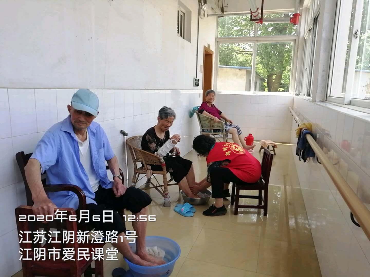 志愿者用爱温暖老人心,情暖社区老人献爱心志愿服务