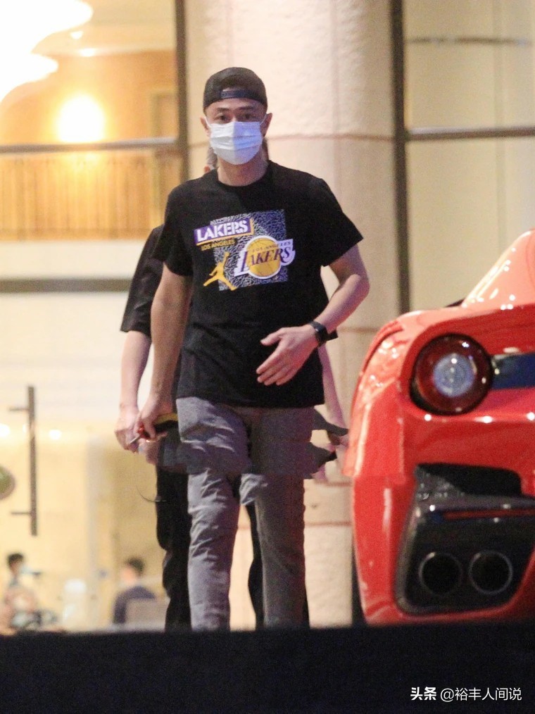 霍建华电竞单手开法拉利,霍建华开的法拉利全球多少台