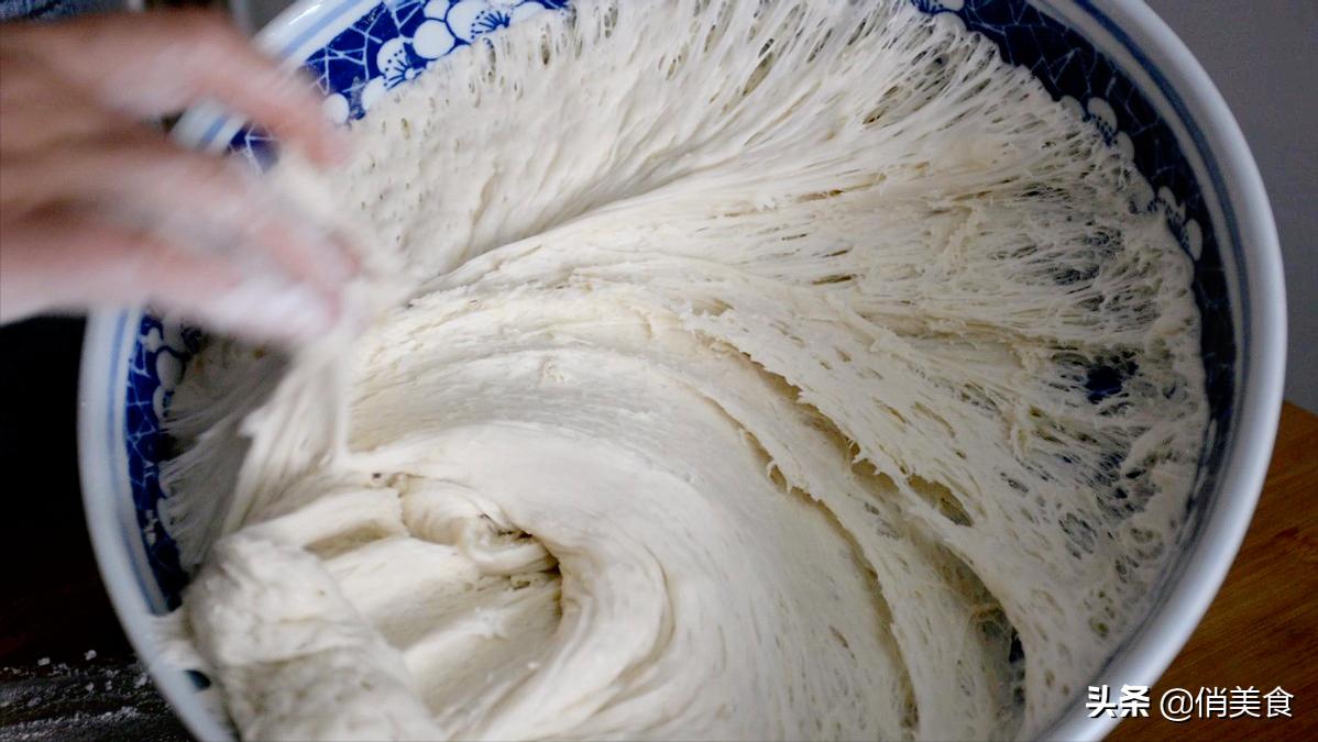 油饼这样做又软又蓬松,和面的比例很关键,放半个月都不会硬