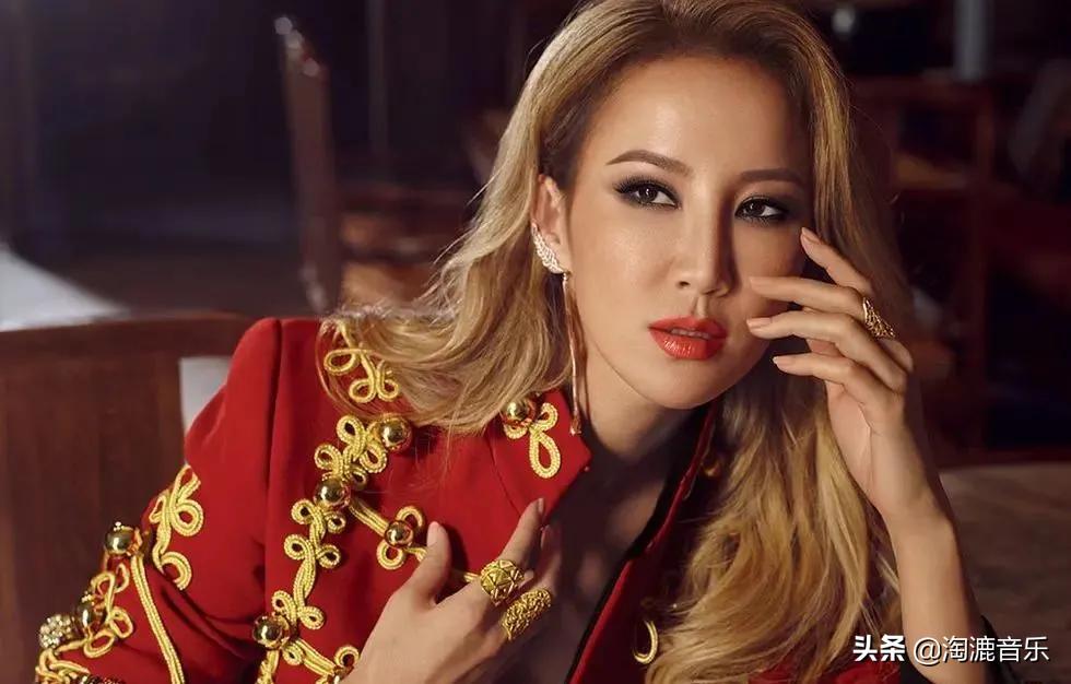 她曾凭性感出道，因感冒失声，花1.5亿办婚礼，是“最好后妈”