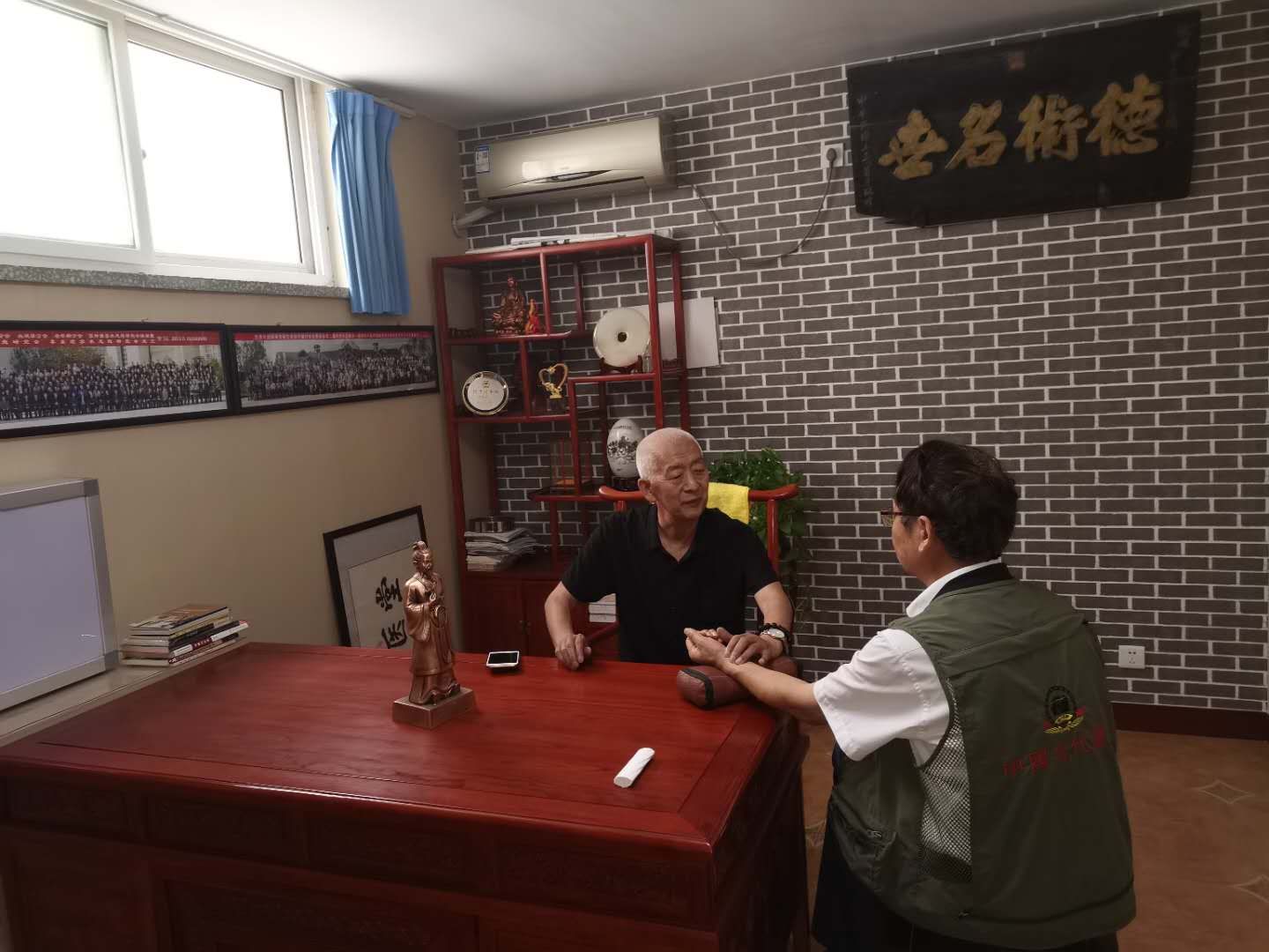 草药银针除病痛丹心妙手保康宁——记内丘鹊康中医馆老中医申合成