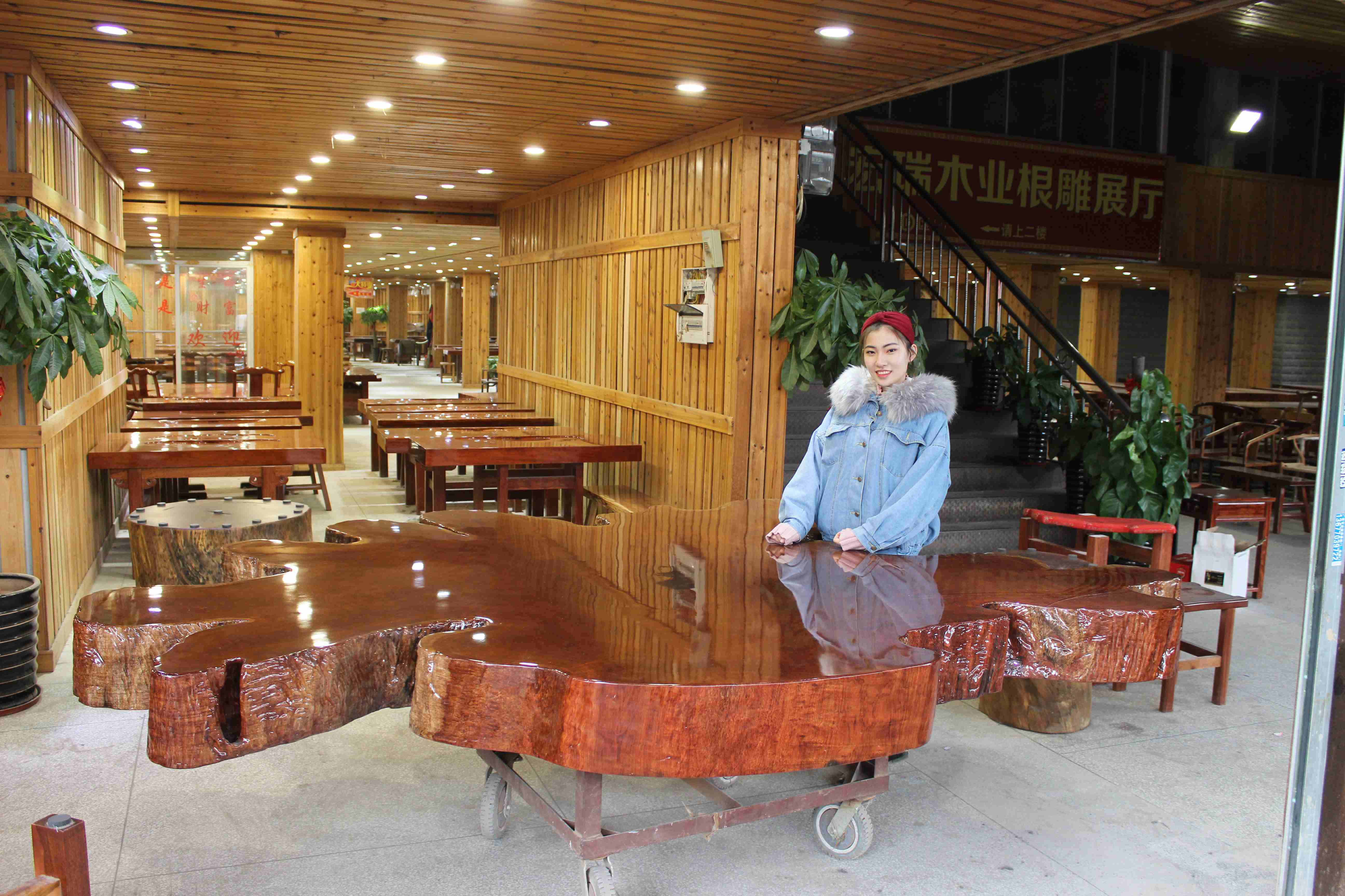 暗访东莞天价大板生产基地,原料全是称斤烂木头,富豪还排队来买