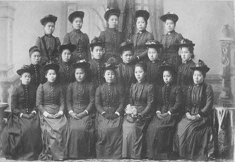 图像史：从和服到洋装，看19世纪末日本女学生制服文化|张小玉