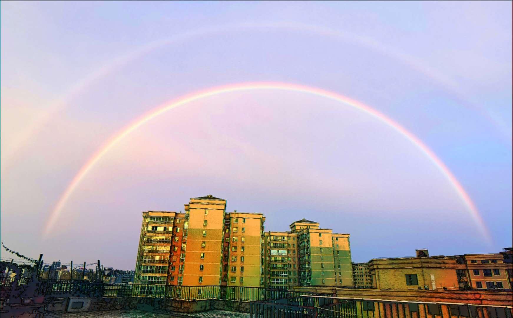 下了一天一夜的小雨,下了一天小雨傍晚居然出现了晚霞