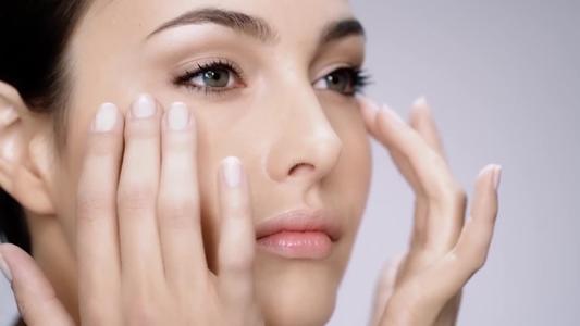 花漾精选:别让眼睛暴露你的年龄!教你几招,快速去除眼角皱纹