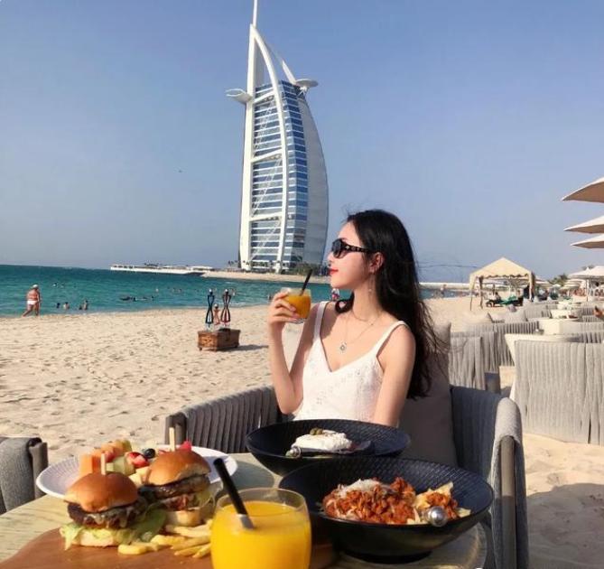 潘玮柏带小14岁娇妻现身机场,潘玮柏娶了一只鸡