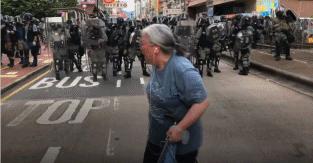 曾经在乌克兰上演的这一幕，休想在香港得逞！