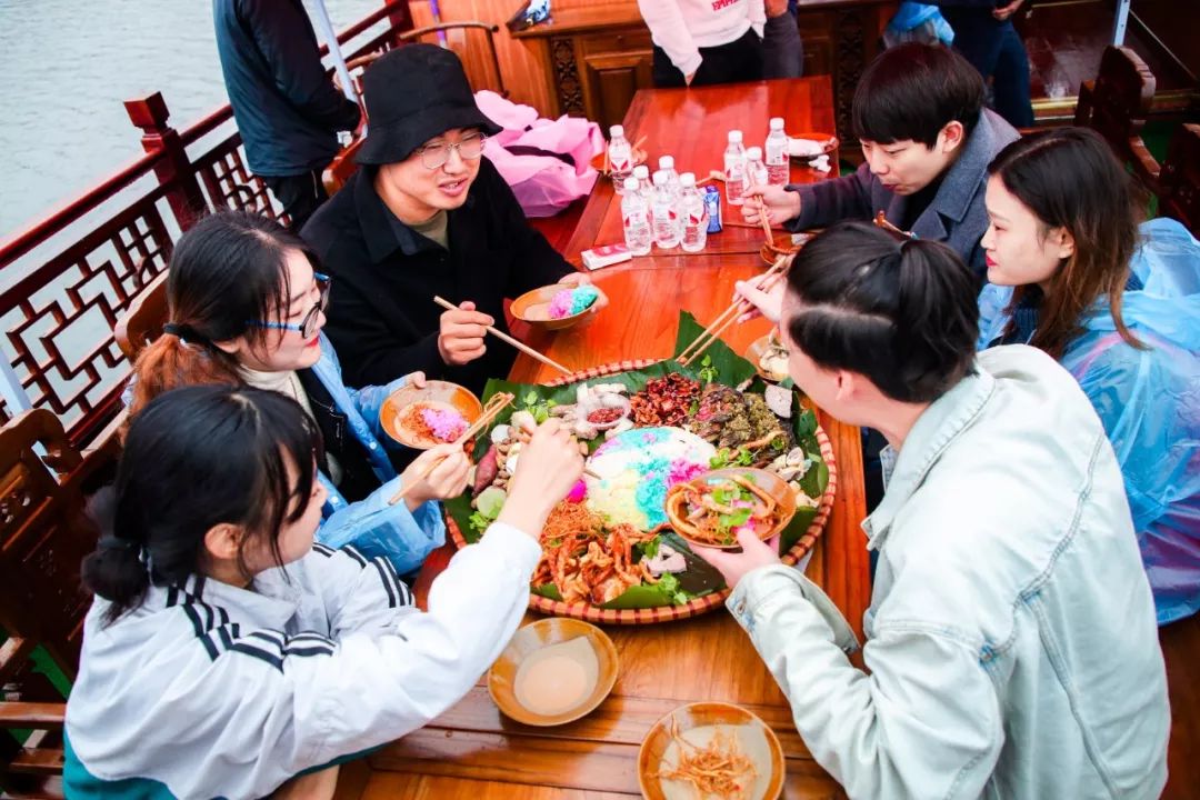 5万人PK酒量饭量胆量!这个饭局水陆两栖震撼上天