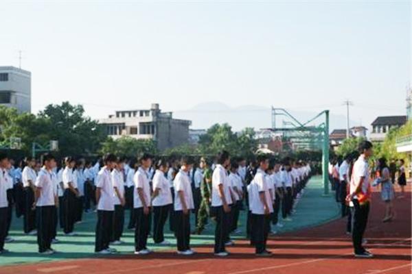 30年前的中专生现在过得怎么样,30年前中专和本科哪个好