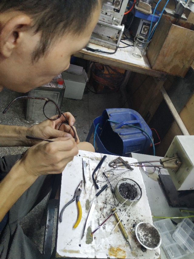 眼镜框铰链怎样维修,眼镜框铰链断了能修么