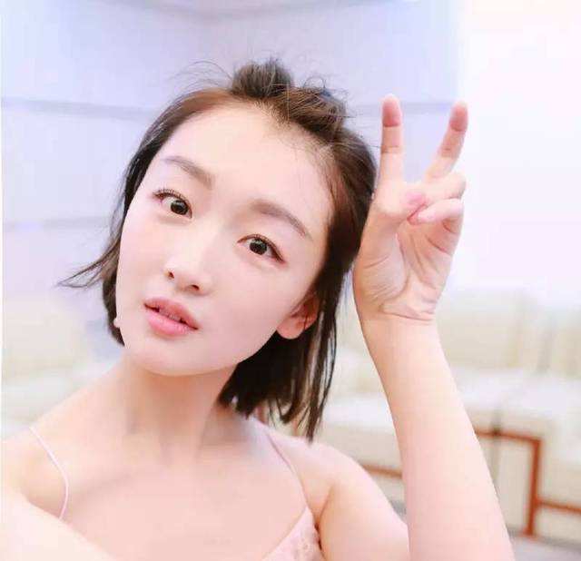 周冬雨出道后一共拿过几个奖,周冬雨28岁就拿了两个影后