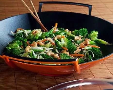 菜锅炒菜总是糊底,铁锅炒什么菜都粘锅怎么办