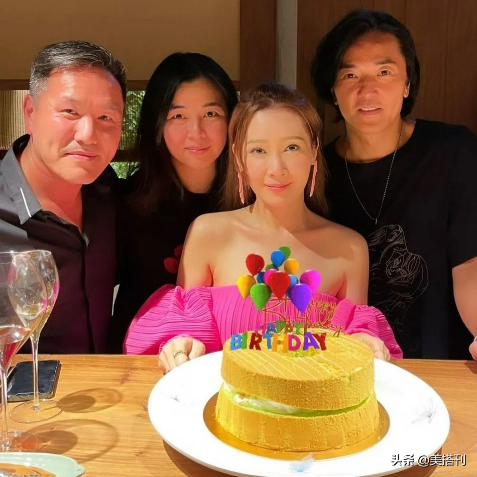 47岁蒙嘉慧状态好真实，素颜和好友像隔辈人，网友：认真老去很美