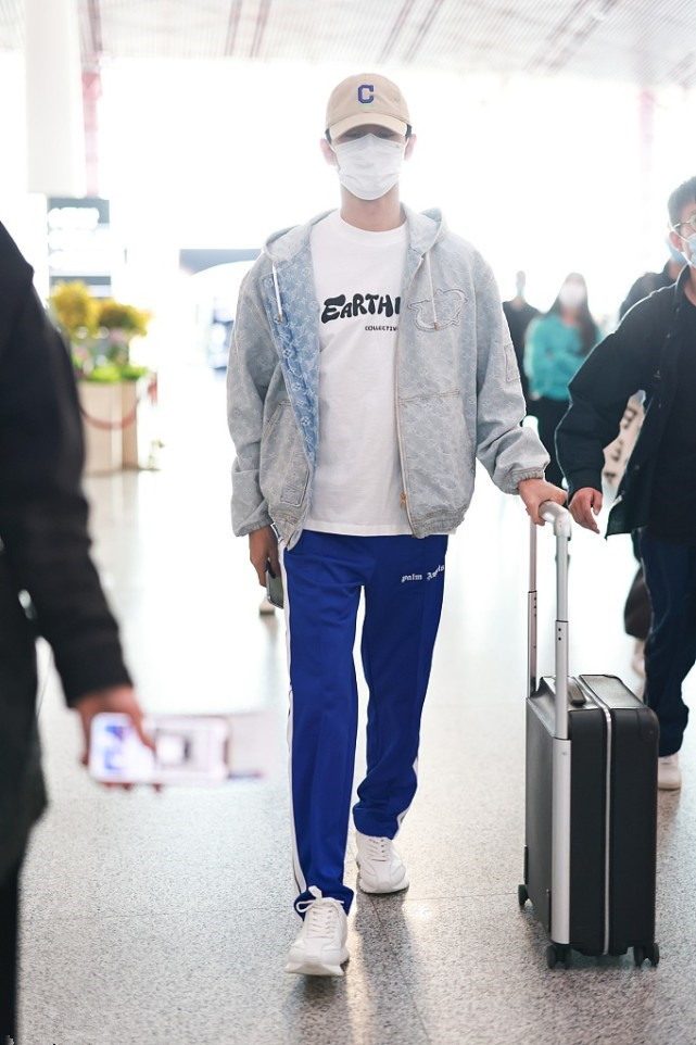 王凯还是小年轻，穿牛仔夹克下搭运动风裤子，少年感都出来了