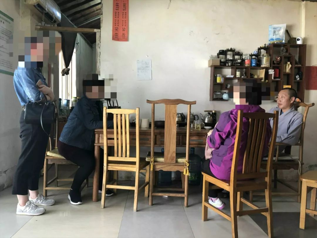 一个和尚的不完美救助：300个女人和孩子