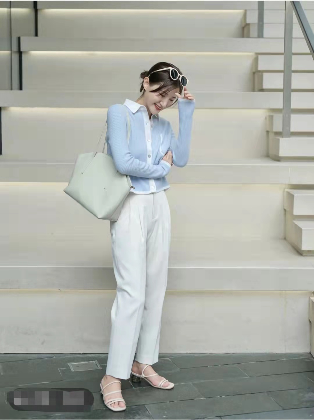 秋天白色裤子配什么颜色上衣好看