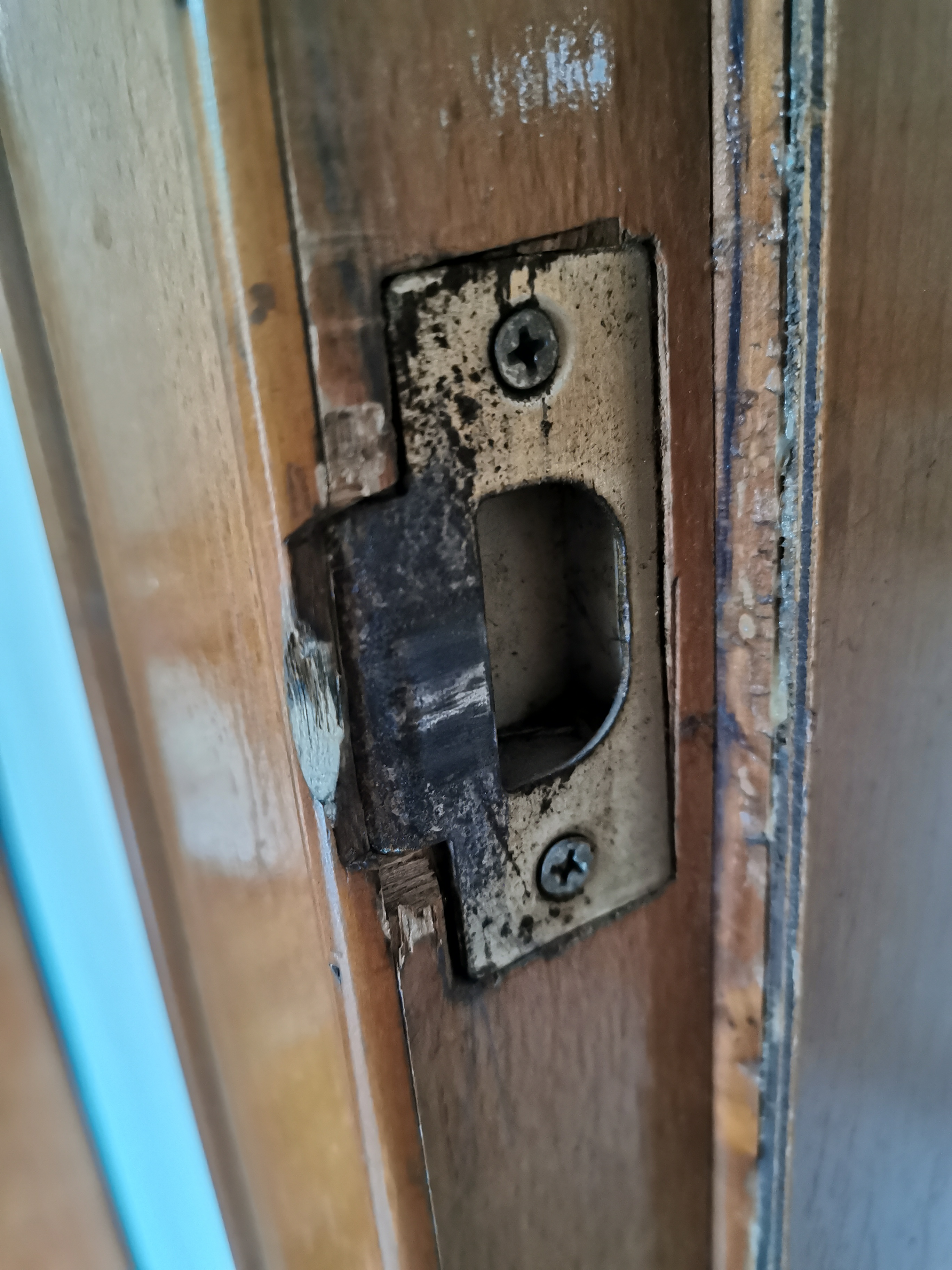 房间门锁扣生锈开关时费力怎么办,一支笔一分钟就能解决