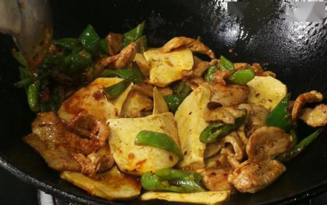 青椒五花肉炒鸡肉家常做法,青椒鸡腿肉最好吃的做法