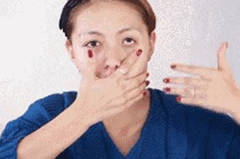 嘴唇干裂有细纹?看李若彤分享的护唇方法,砂糖加点“油”好滋润