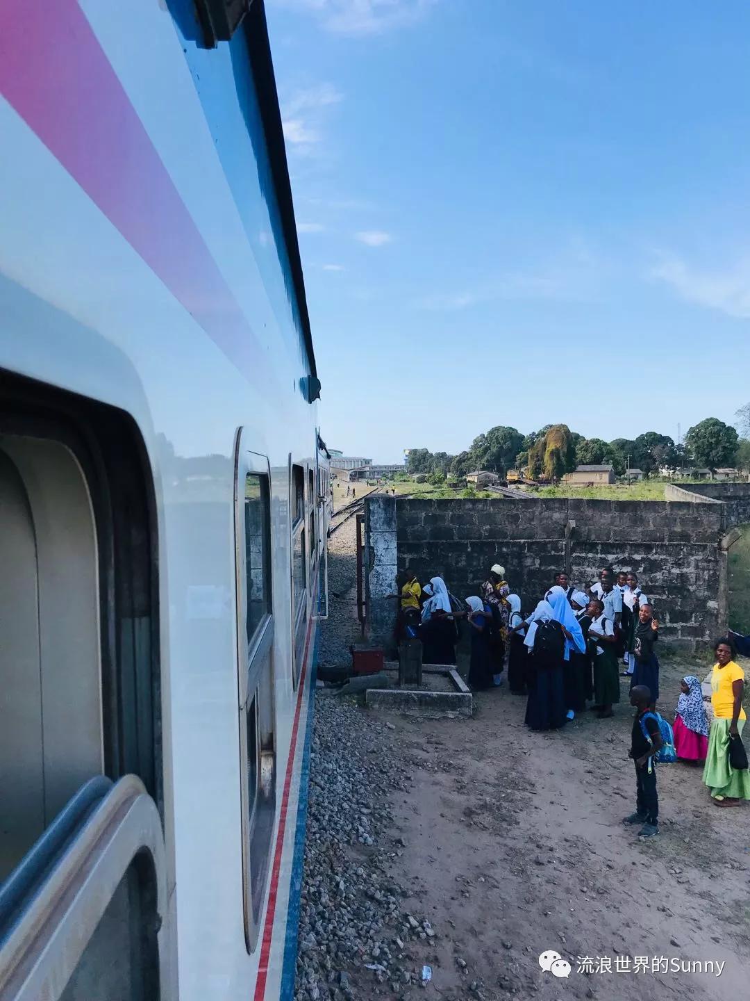 流浪非洲，乘坐中国援建火车去赞比亚，满满的亲切