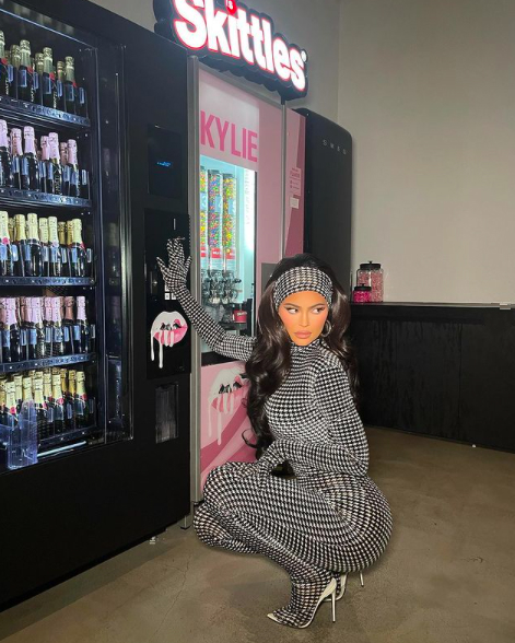 百亿富婆金小妹亚洲蹲迷人!裹黑白闪电连体裤霸气,前凸后翘绝辣