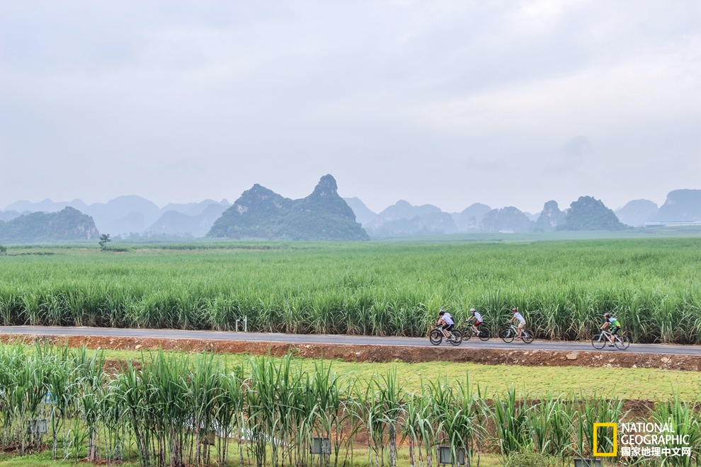 崇左穿越大山的道路,崇左漫步田间
