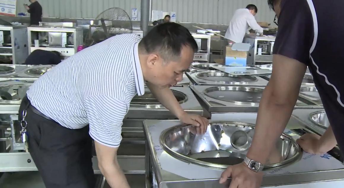 新发明无烟柴火灶全过程,自动点火无烟柴火灶